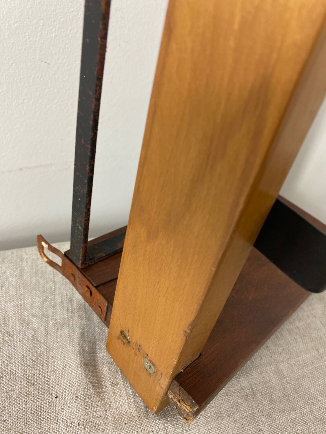 Wall-mounted coat rack with 5 wood and iron hooks