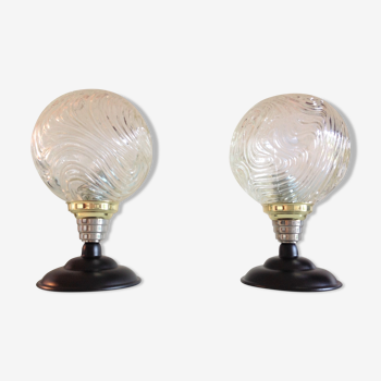 Paire de lampes de chevet globe en verre structuré et socle noir années 60/70