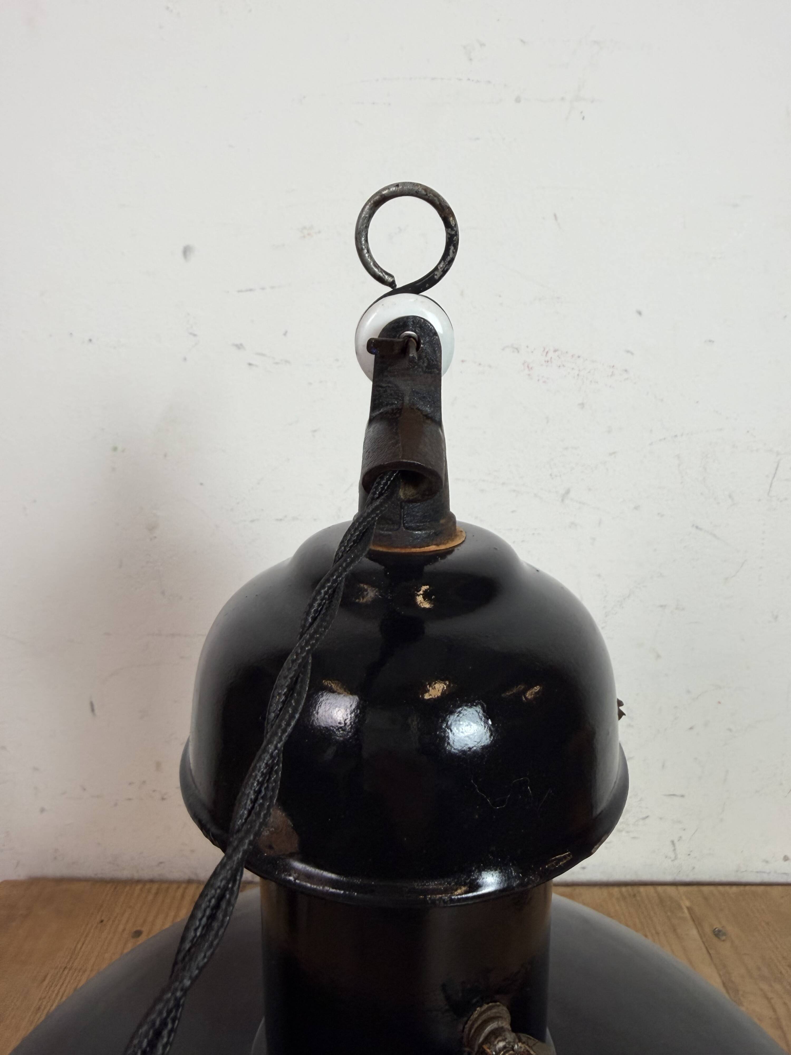Lampe suspendue Bauhaus en émail noir industriel, années 1930