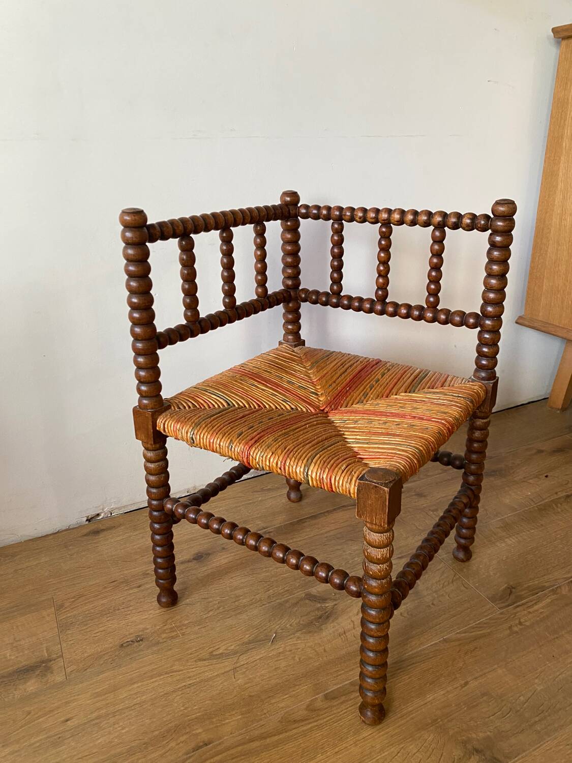 Corner armchair in beaded wood straw