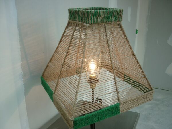 Abat-jour pyramide en fil de jute bistre et vert
