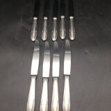 9 table knives in silver metal.