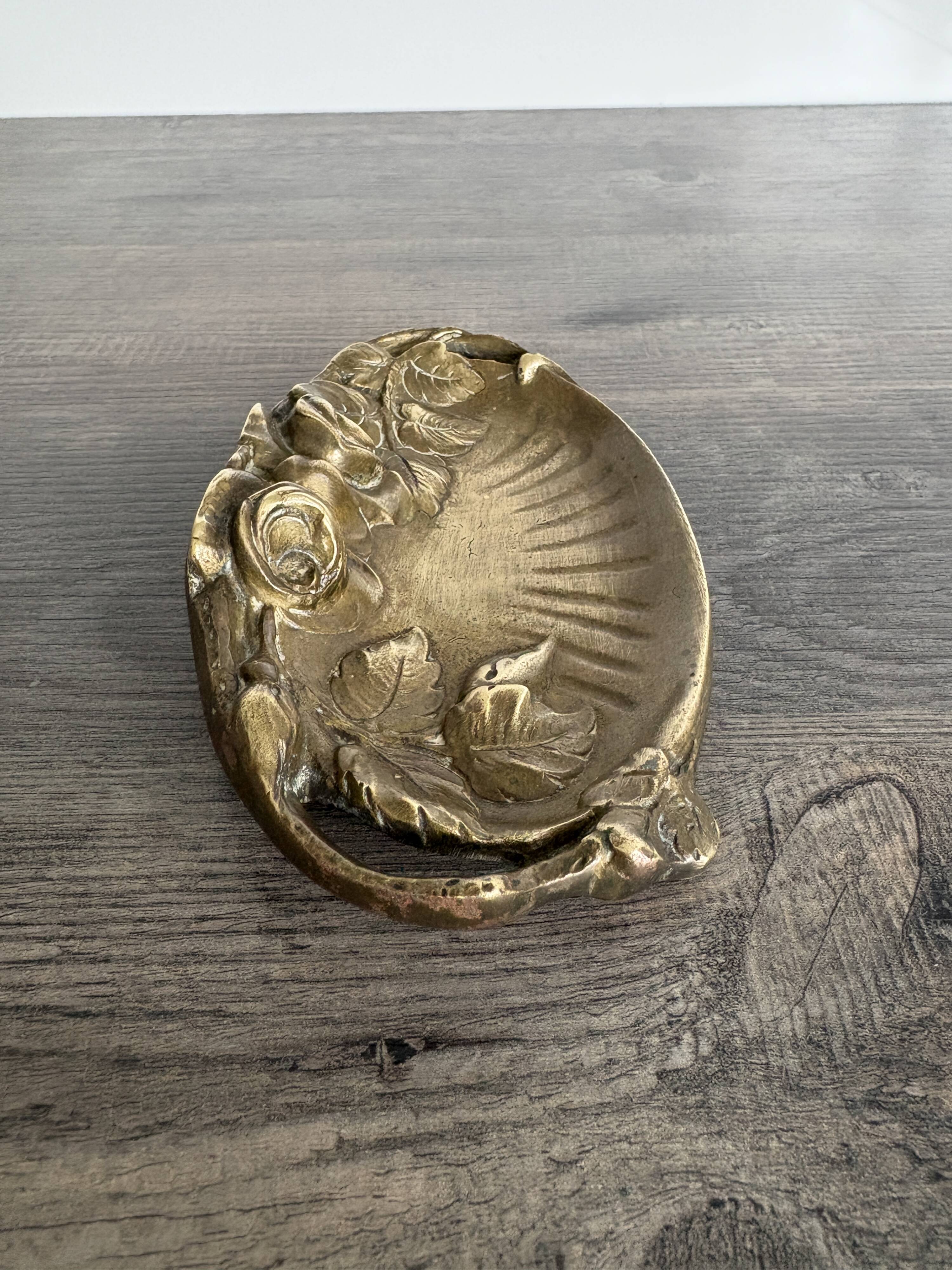 Art Nouveau pocket emptier