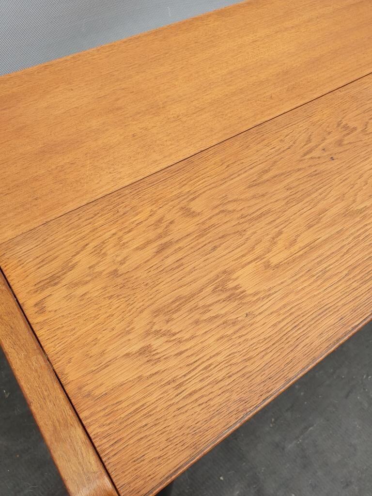 Console serves Singer Scandinavian design 1960