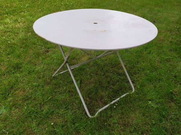 Table de jardin en fer