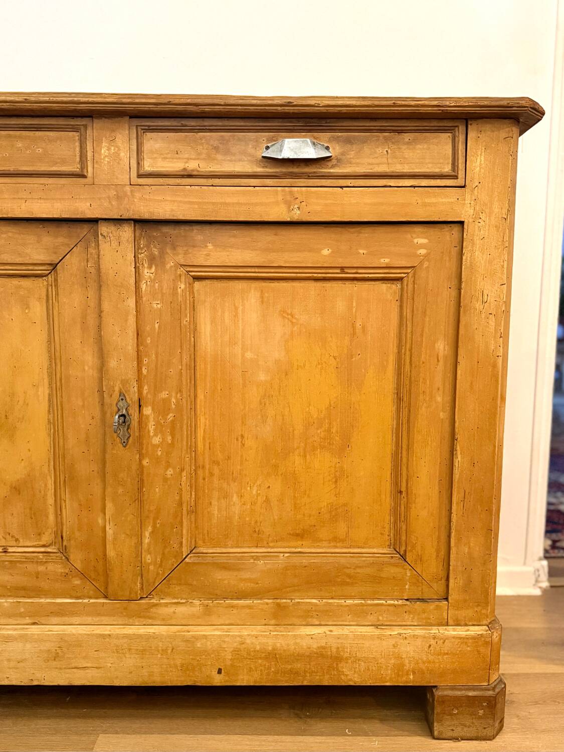 Buffet ancien en bois massif