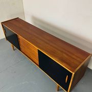 Buffet scandinave en teck à portes coulissantes du milieu du siècle par Nils Jonsson