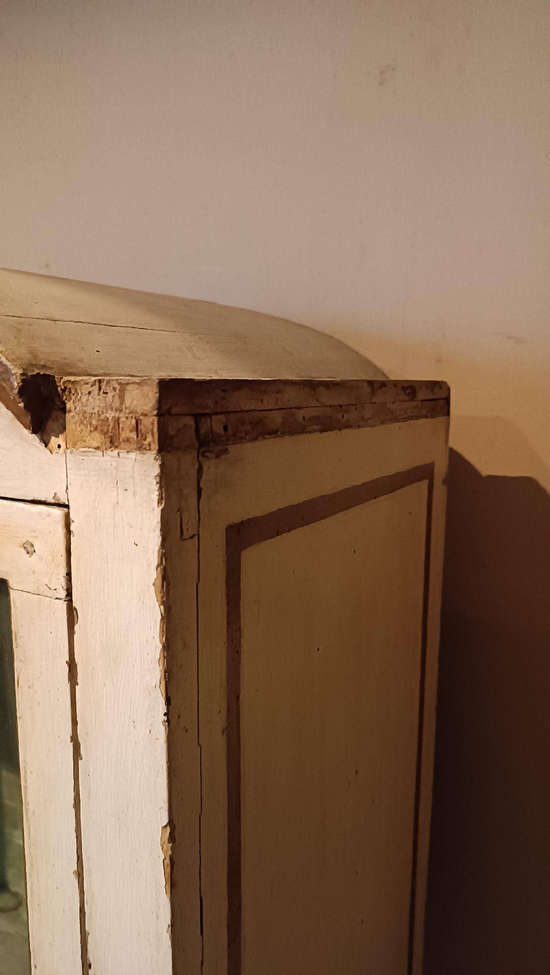 Vitrine en bois laqué et doré du 18ème siècle