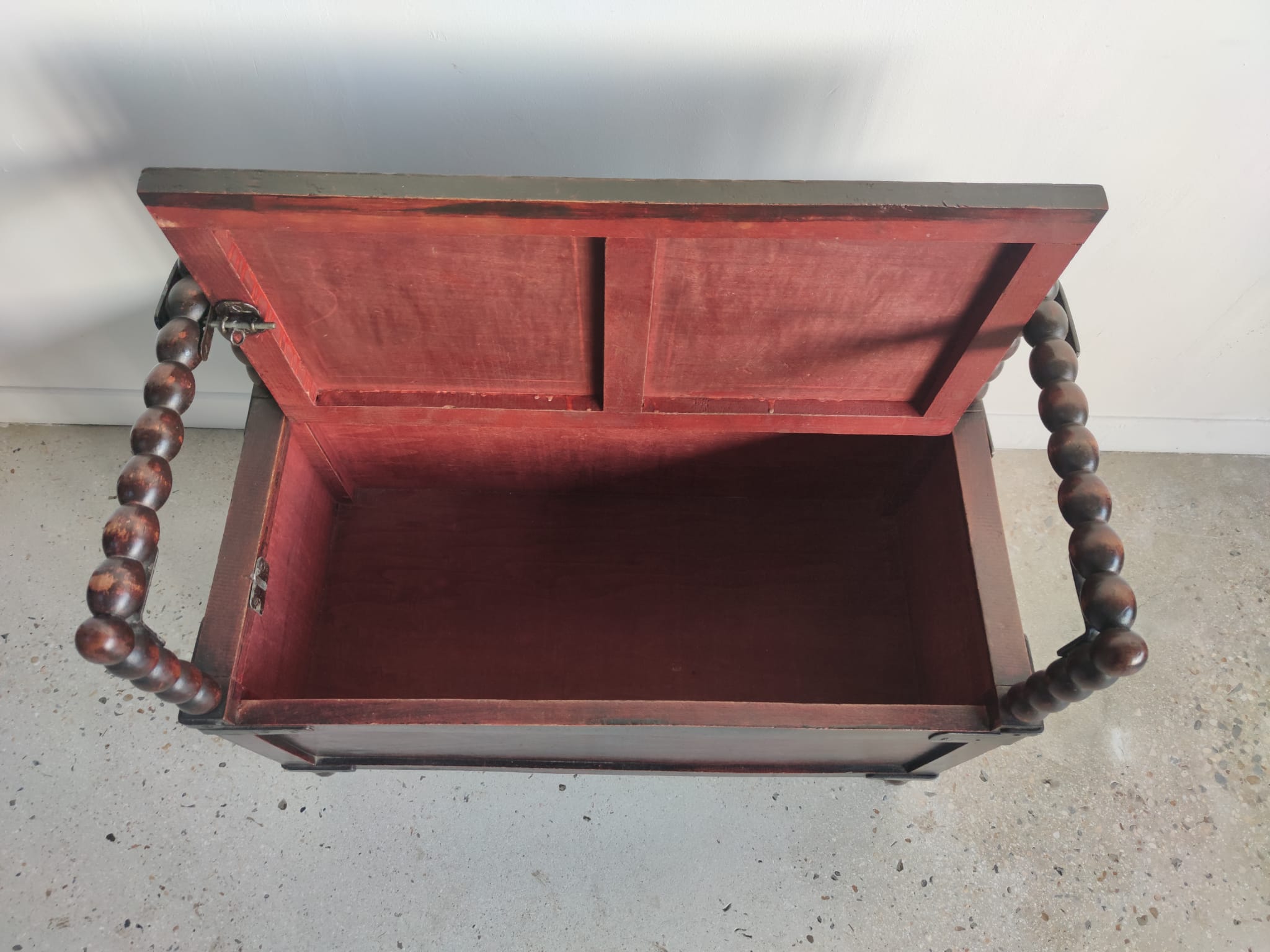 Natural wood chest forming a bench, ringed shoulders