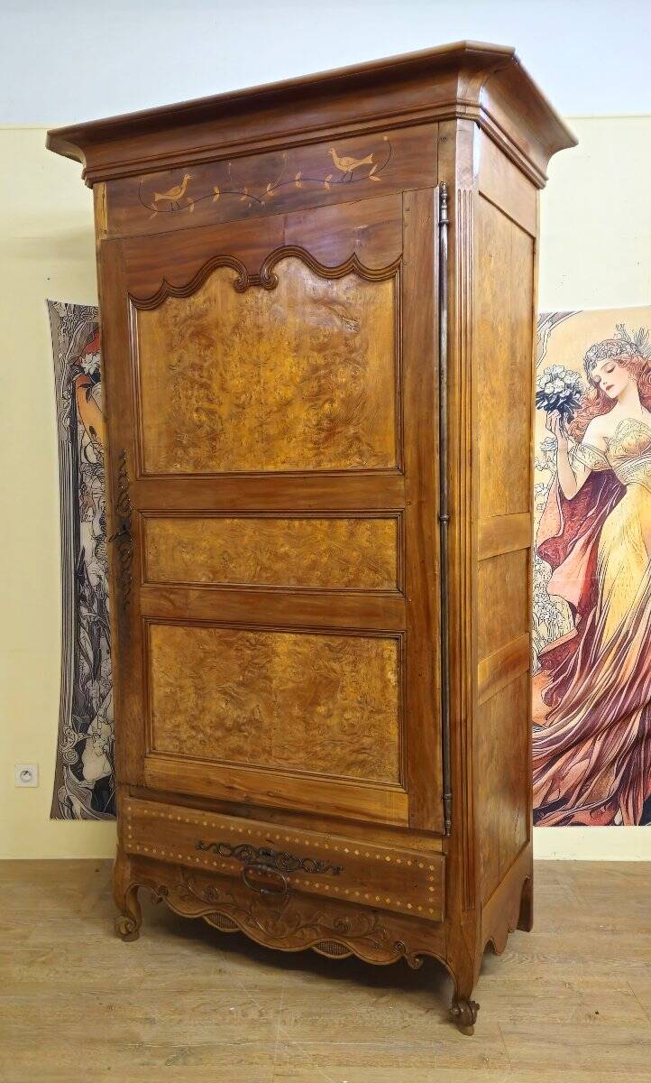 Armoire Bonnetiére régionale en noyer et marquéterie – époque XVIIIe siècle