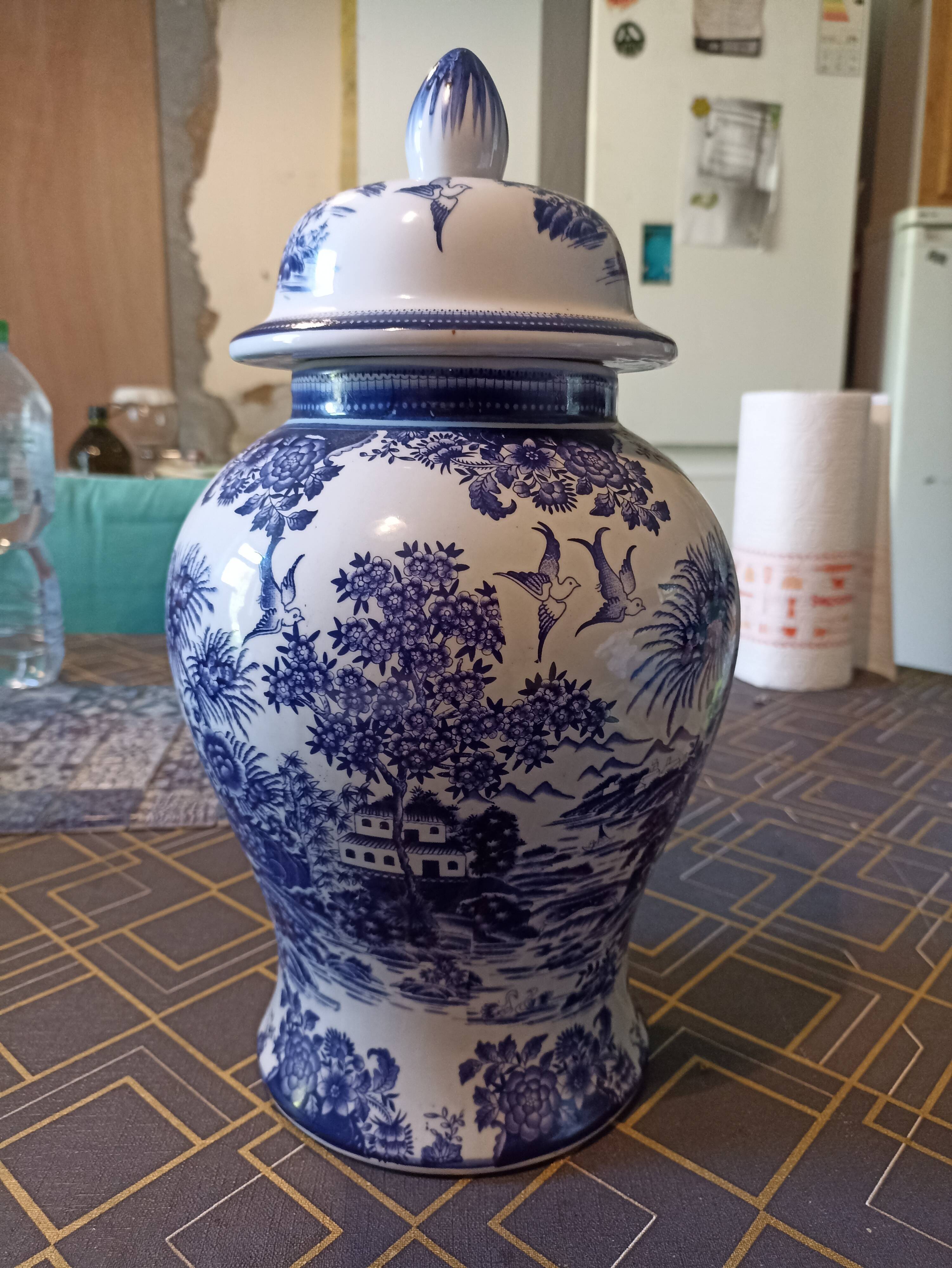 Porcelain pot with lid