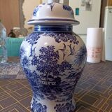 Porcelain pot with lid