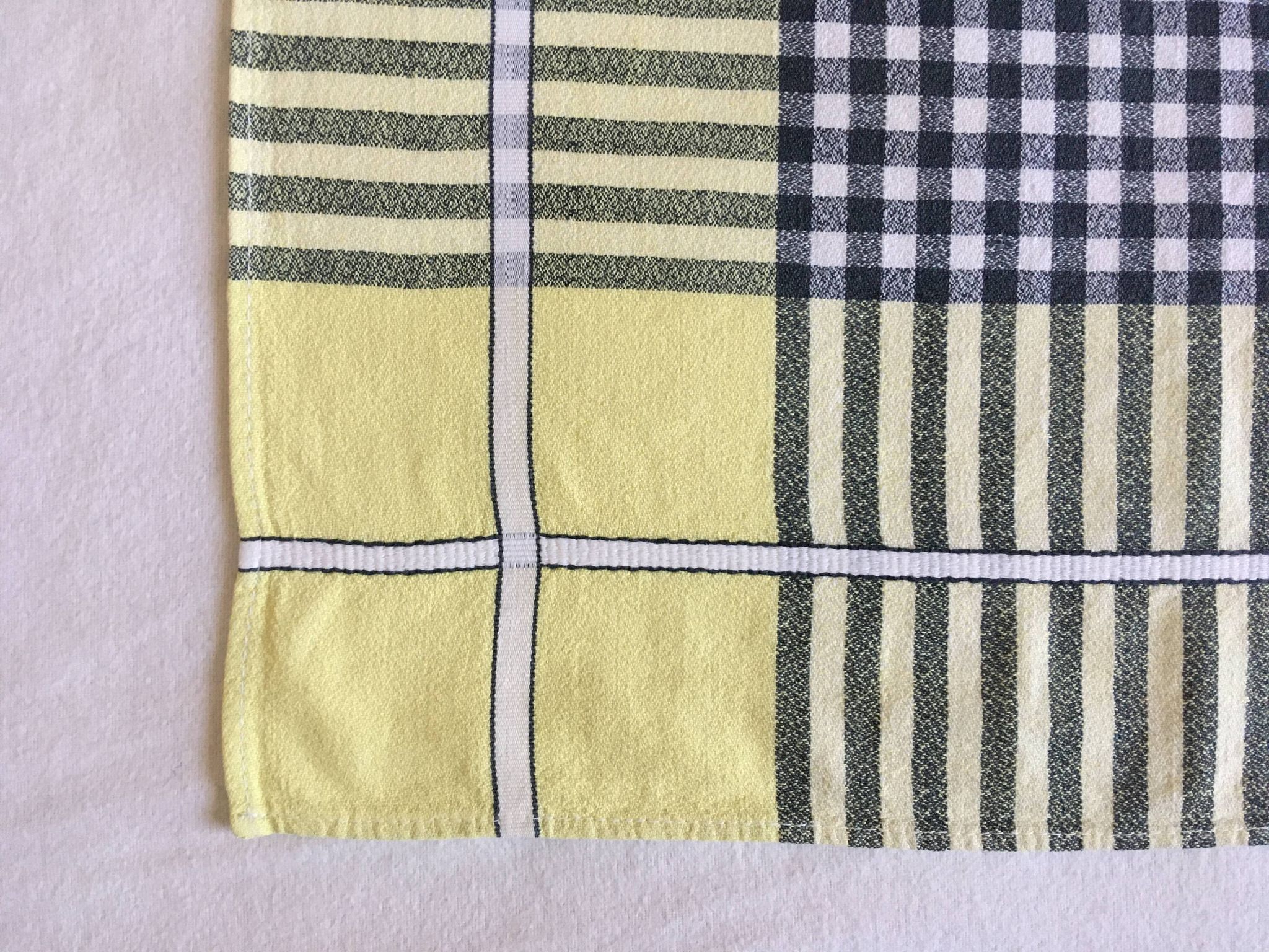3 red/yellow bistro napkins 47 x 47