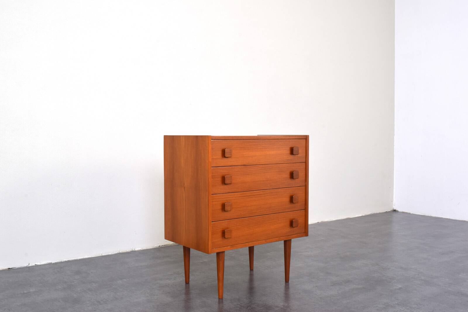 Commode danoise en teck du milieu du siècle de Domino Mobler, années 1960.