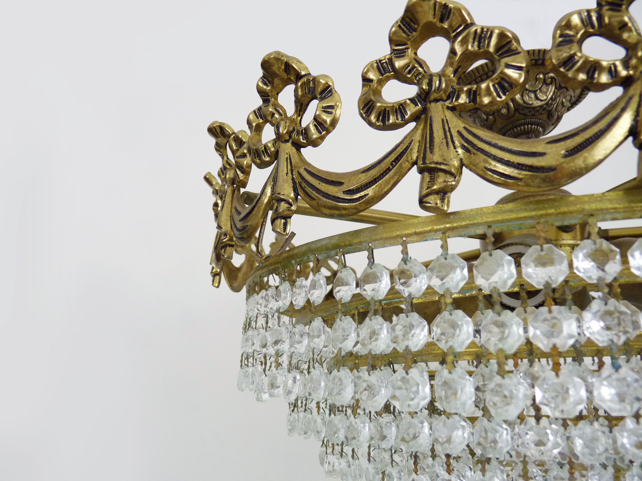 Old chandelier, bronze crown ceiling lamp, 8 floors, 4 lights, glass grapevines, year 70/80