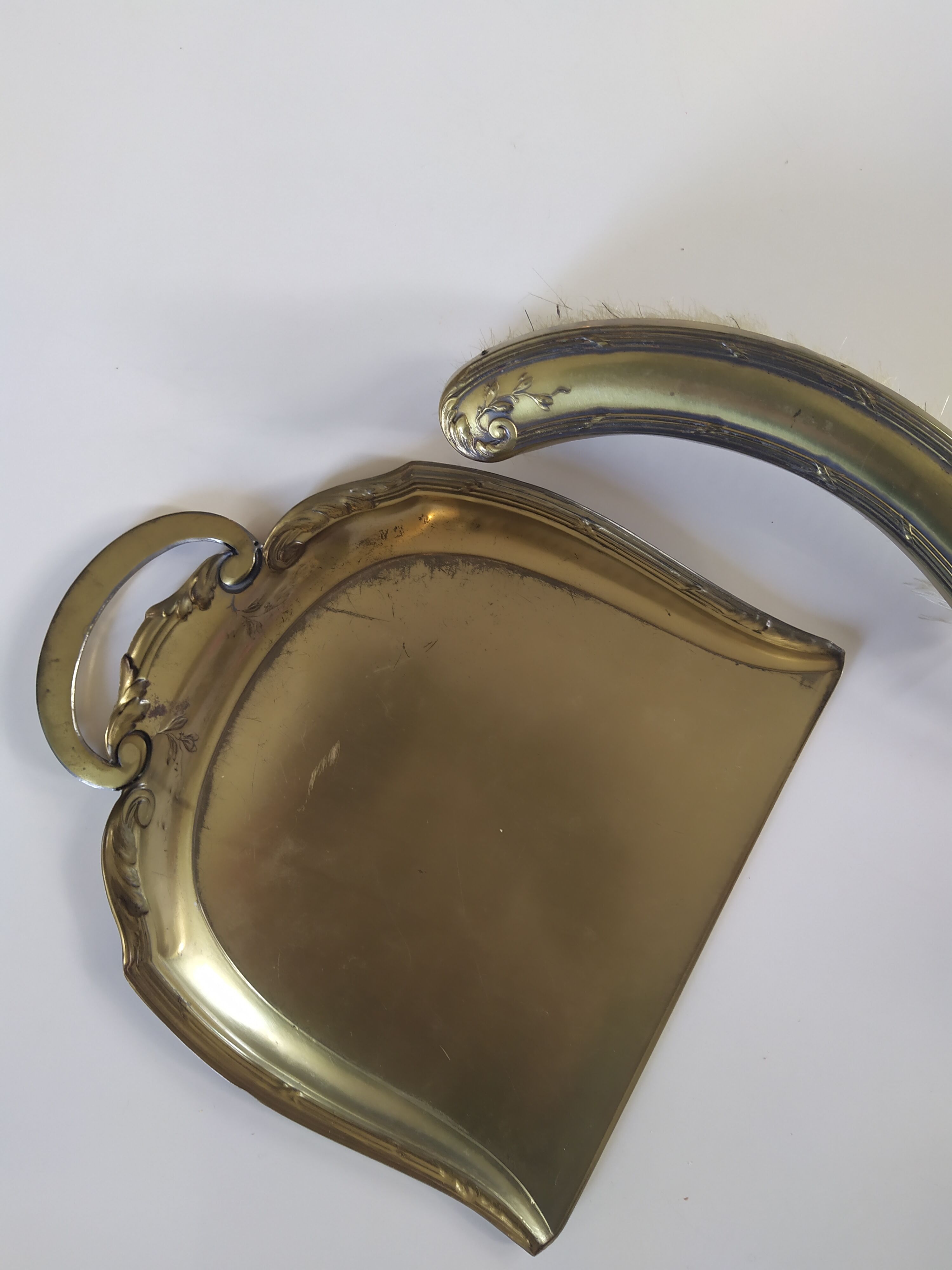 Tray picks up crumbs and brush