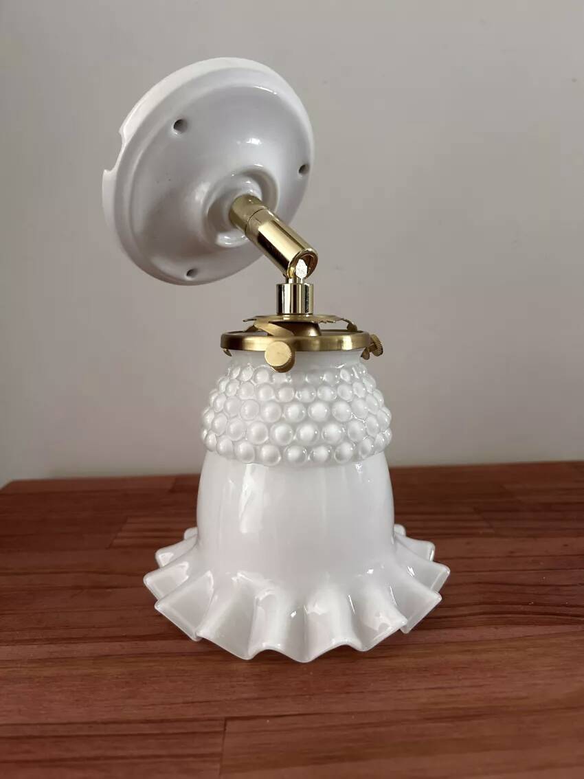 Applique murale en opaline blanche