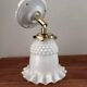 Applique murale en opaline blanche