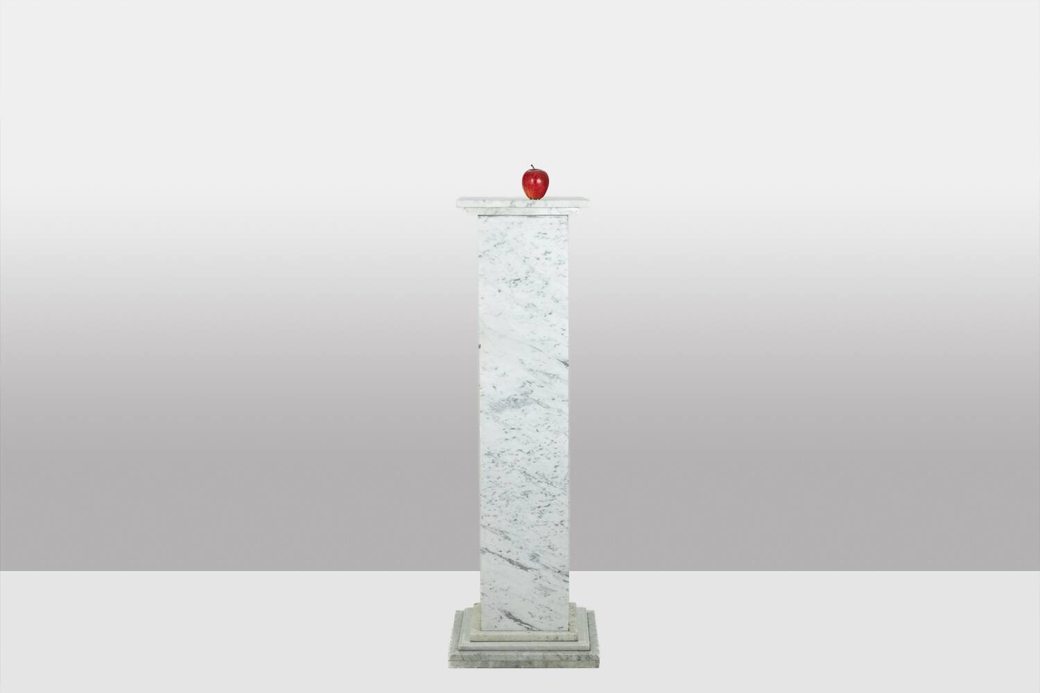 Pair of Art Deco style columns, in white marble, 20th century