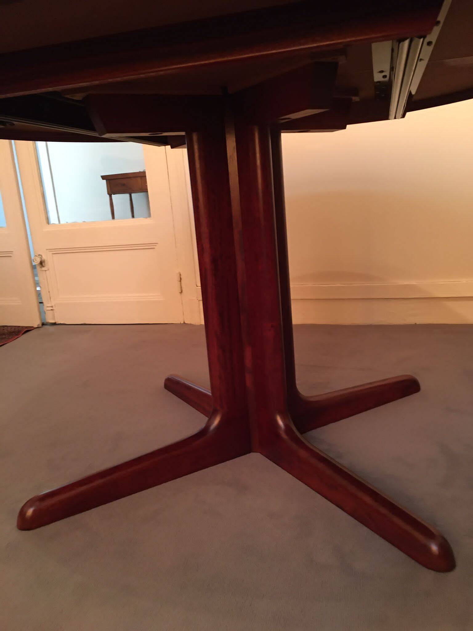 Round rosewood table with central leg, Scandinavian design møllers møbelfabrik