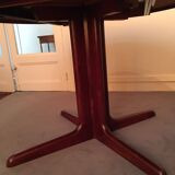 Round rosewood table with central leg, Scandinavian design møllers møbelfabrik