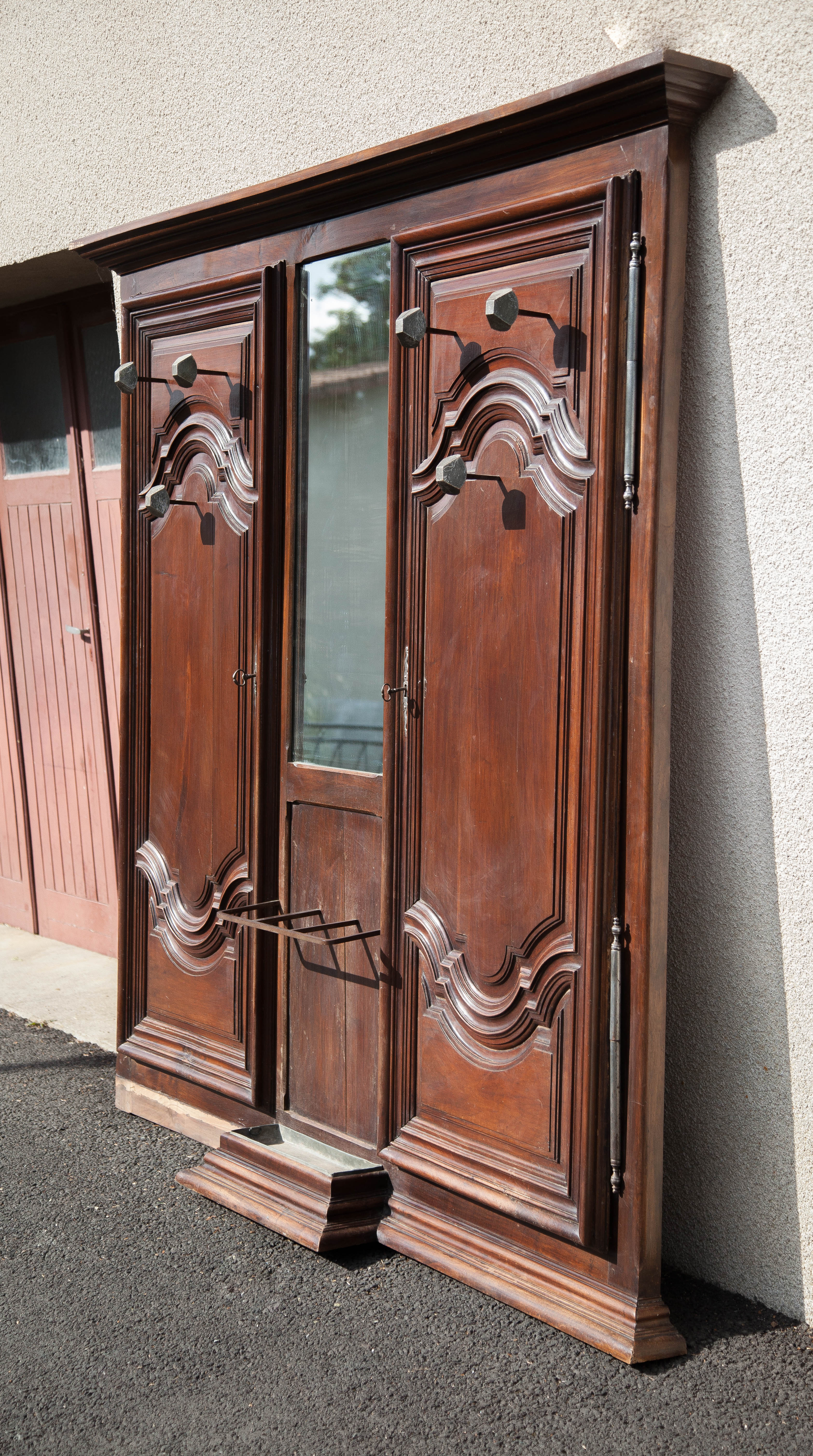Grand vestiaire porte-manteau en bois 2 portes ancien