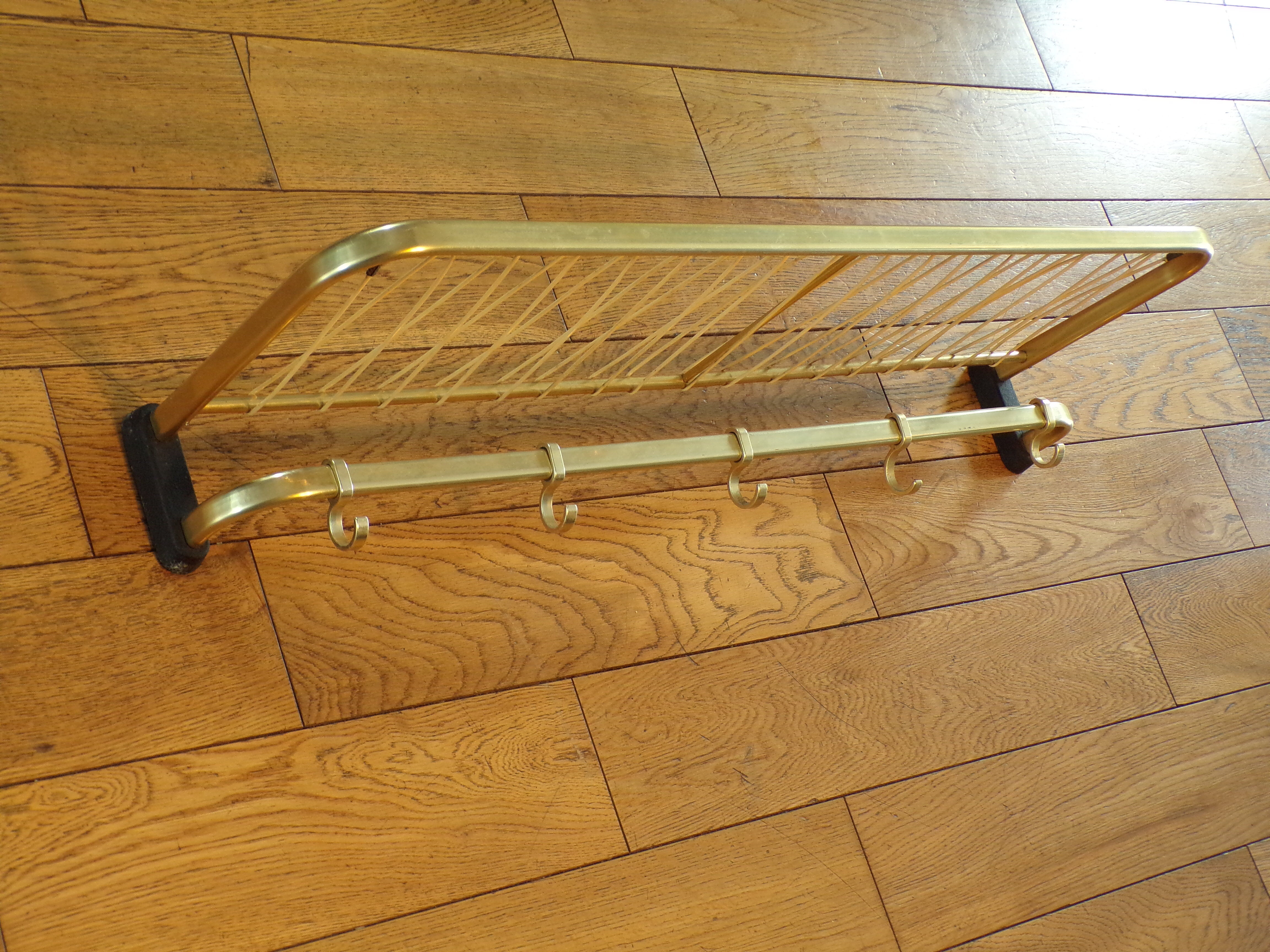Coat rack like train luggage rack