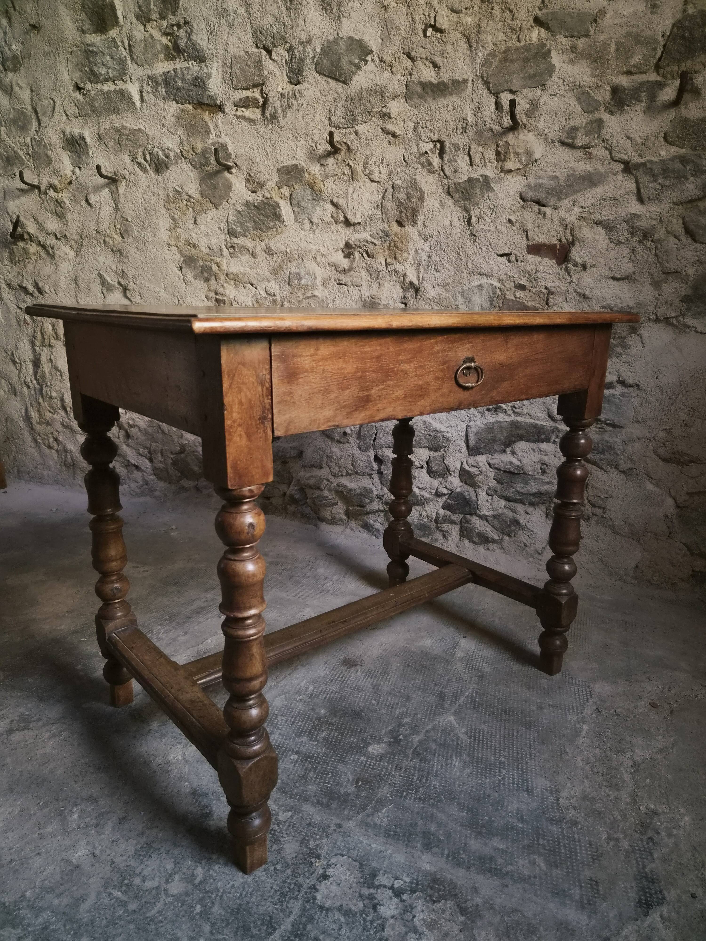 Table d'écriture française ancienne en noyer, bureau du XVIIIe siècle avec tiroir, vers 1750–1800