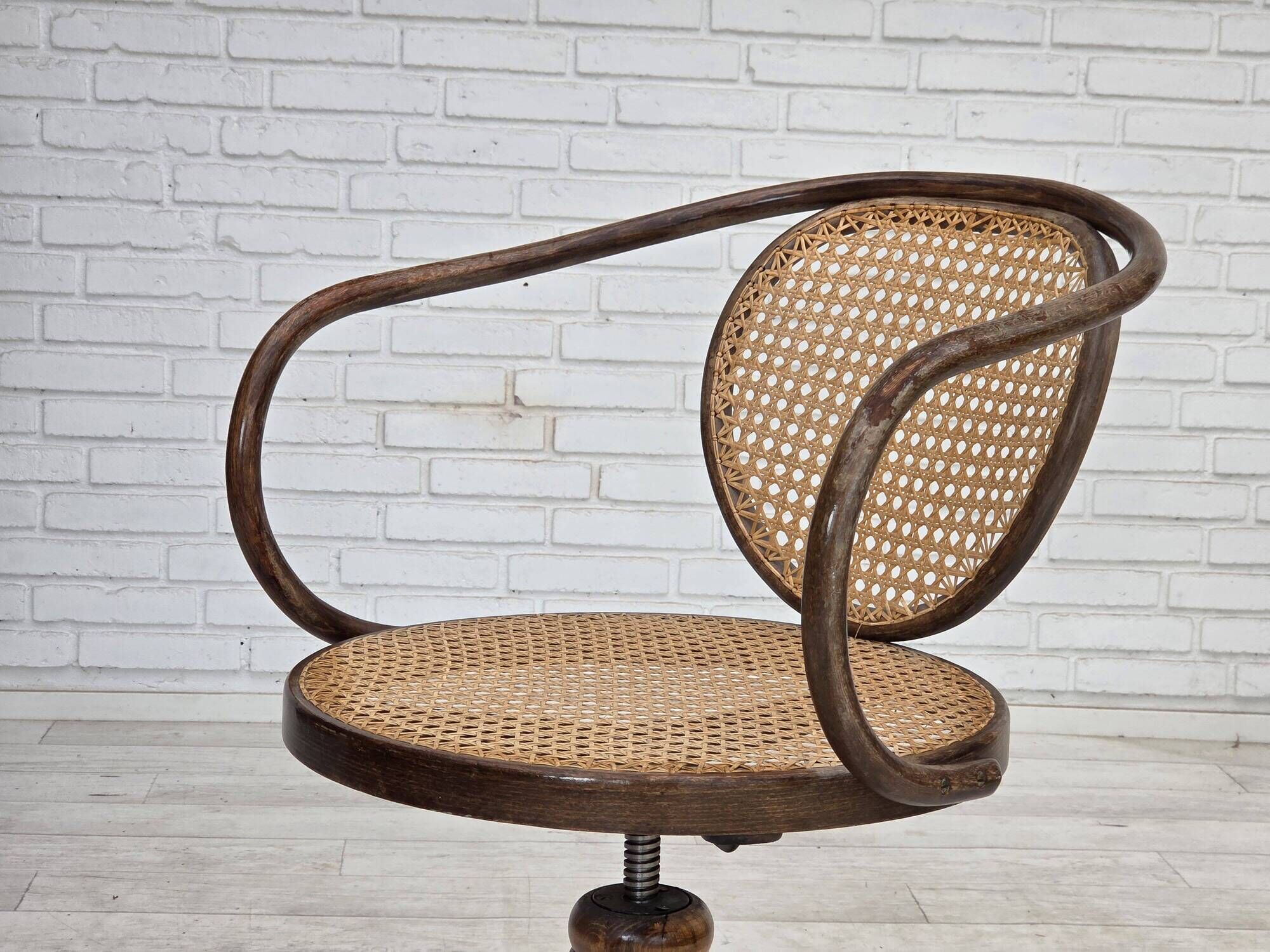 1950s, swivel armchair, bent wood, furniture mesh.