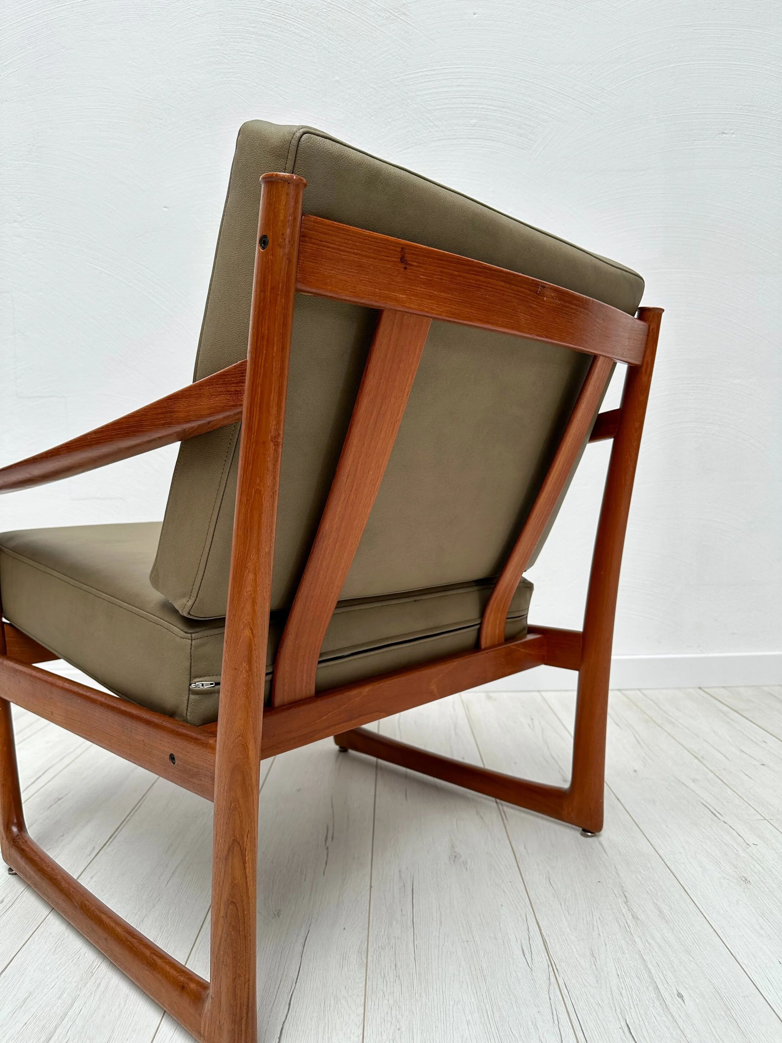 1/2 '60s vintage Danish teak armchair FD 130 by Peter Hvidt & Orla Mølgaard-Nielsen for France & Daverkosen