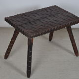 Ensemble de tabourets tripodes et table basse brutaliste