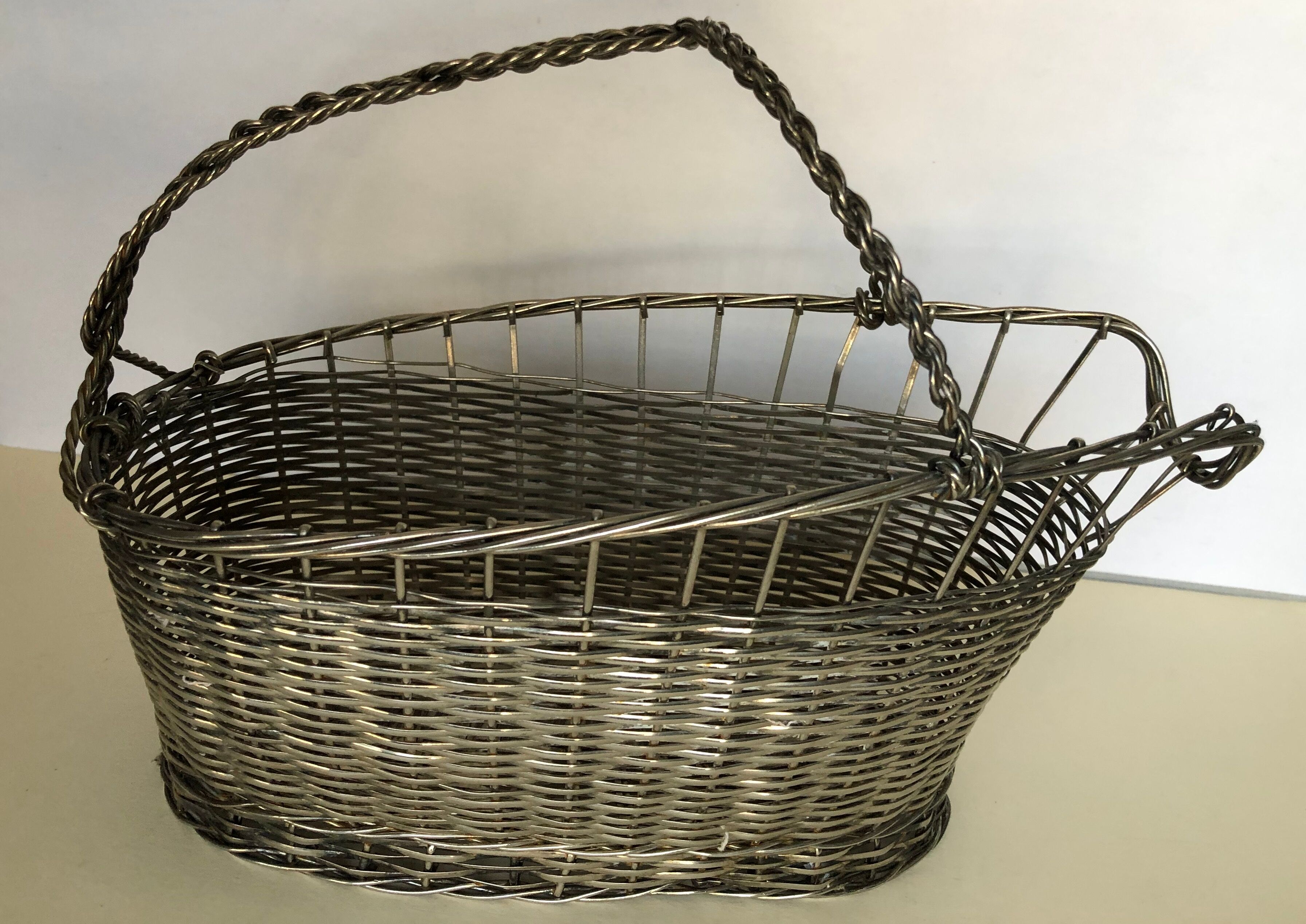 Metal bottle holder basket