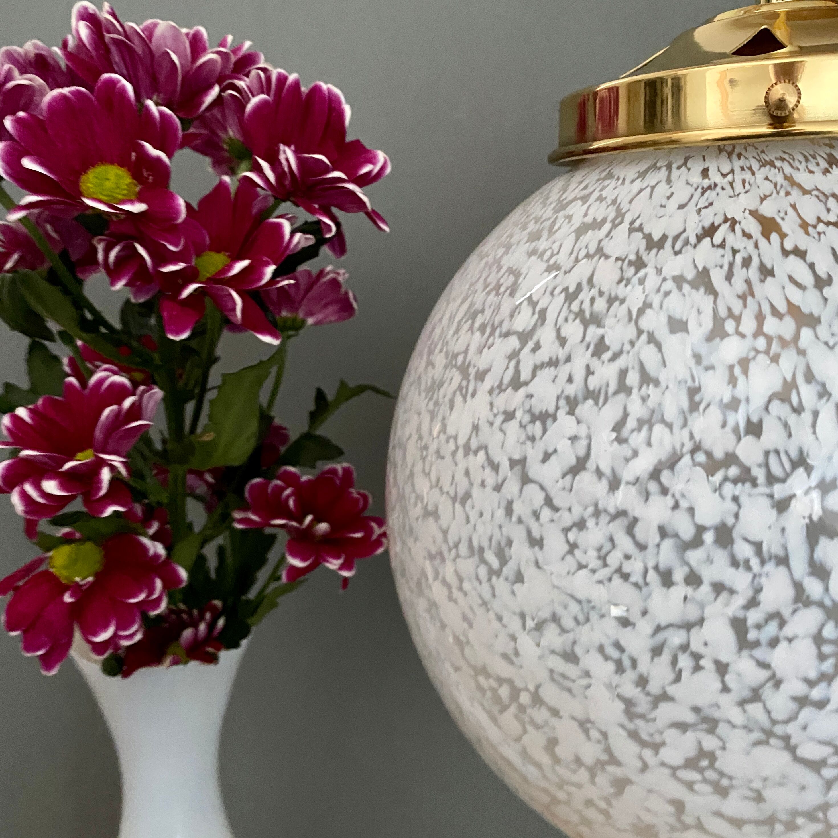 Suspension globe vintage en verre de Clichy blanc
