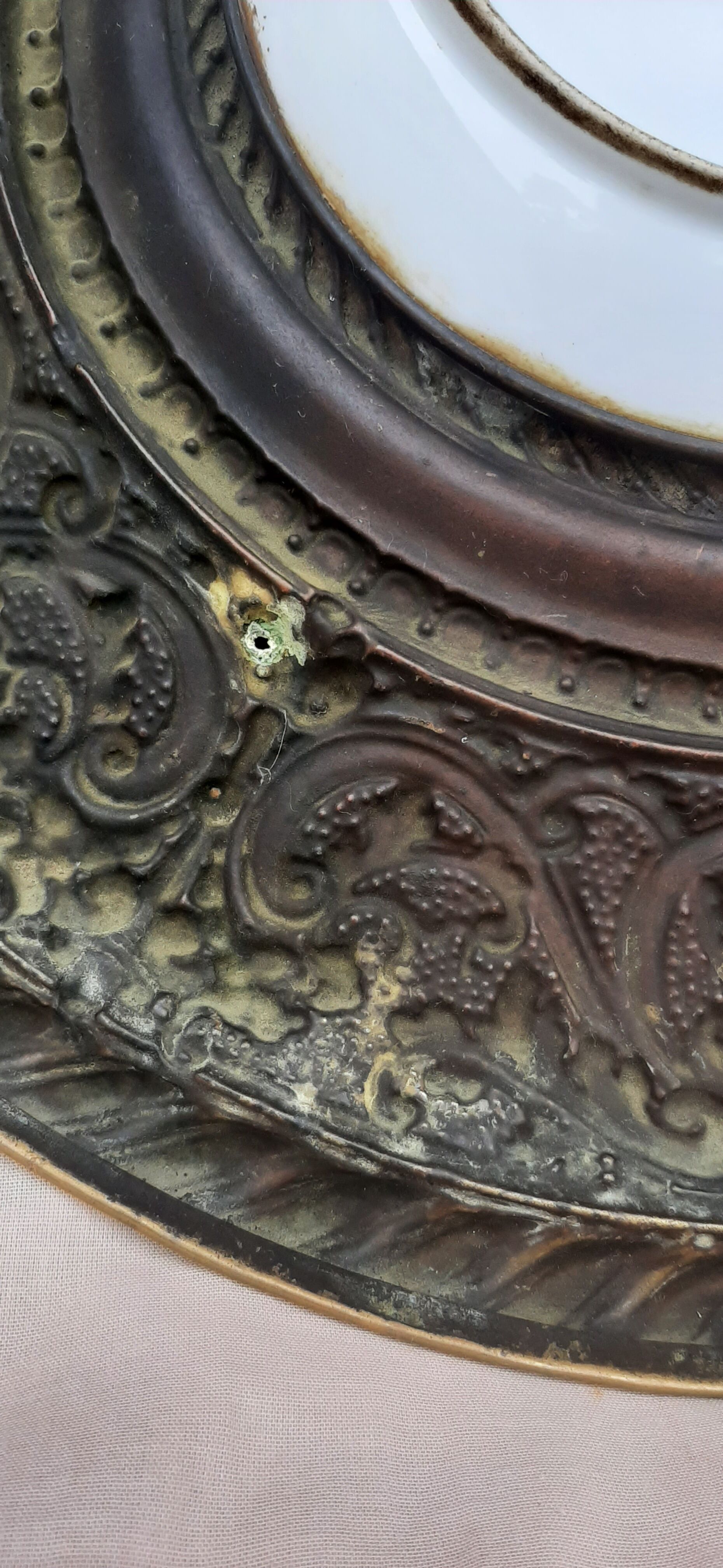 Brass wall decoration repelled hand-painted portrait