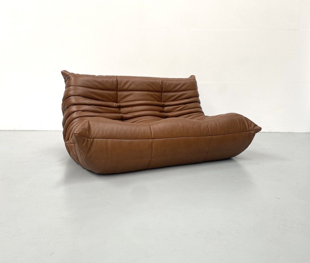 Canapé Togo en cuir marron moyen attribué à Michel Ducaroy pour Ligne Roset.