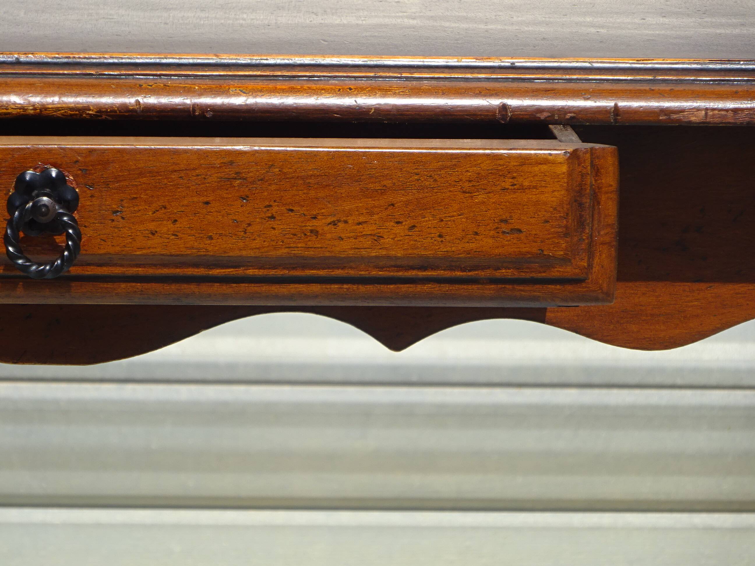 Petit bureau en bois de style Louis XV