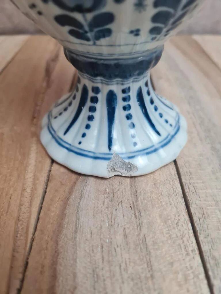 Petit vase vintage style Delft bleu blanc sur piédouche