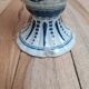 Petit vase vintage style Delft bleu blanc sur piédouche