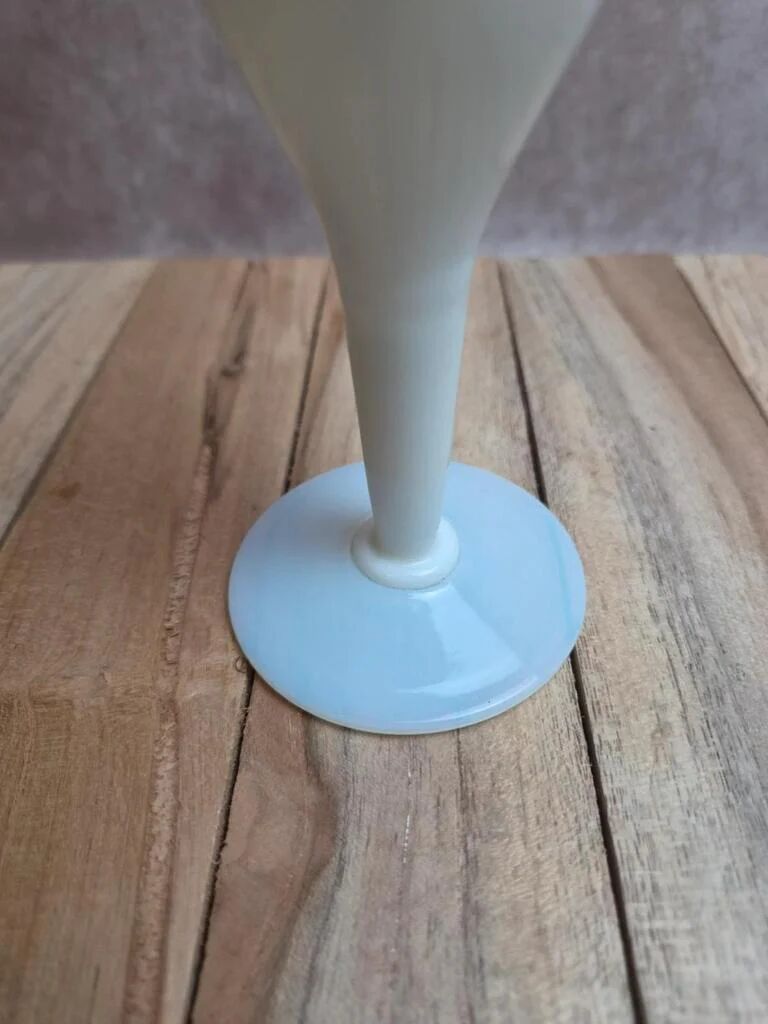 Petit vase soliflore en opaline blanche – Élégance vintage