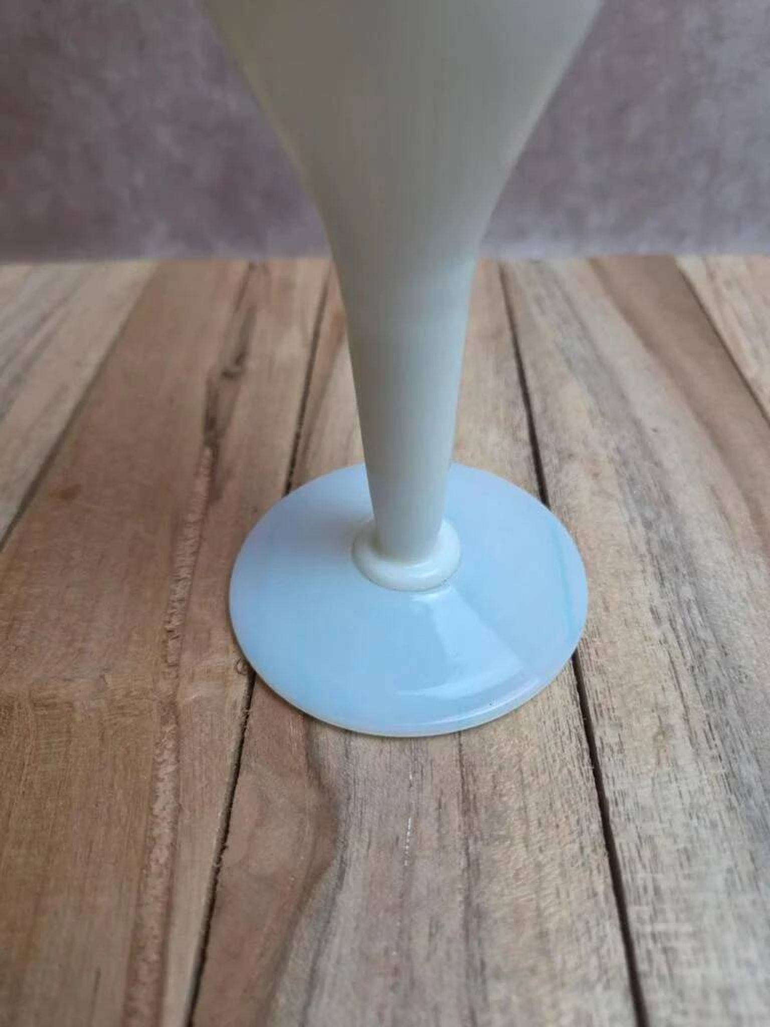 Small single-flower vase in white opaline – Vintage elegance
