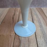 Small single-flower vase in white opaline – Vintage elegance