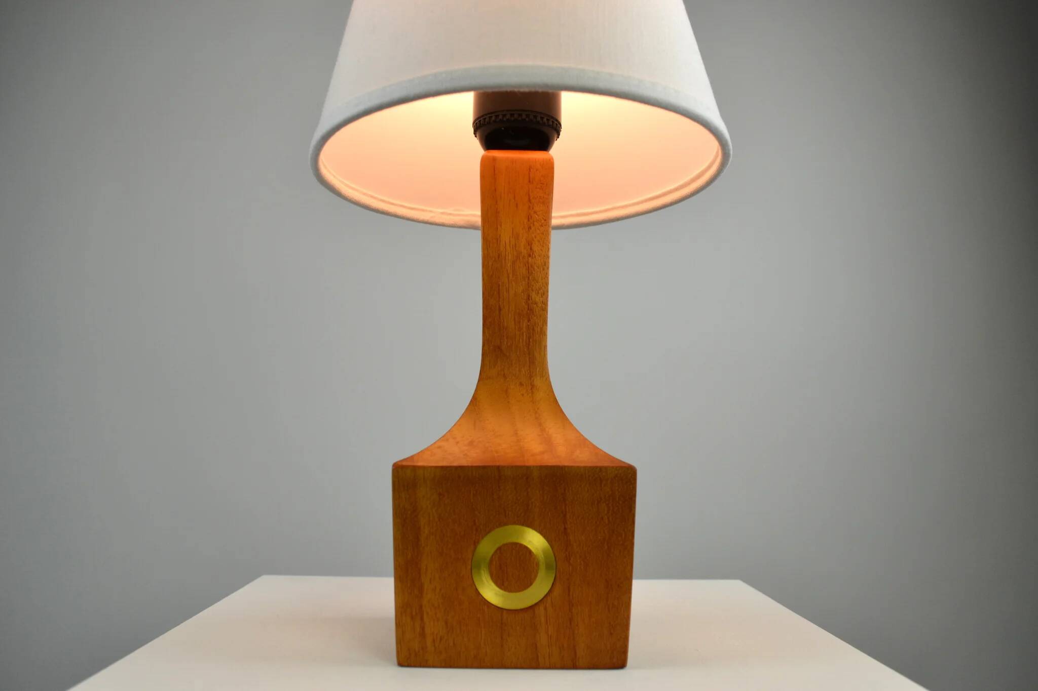 Lampe de table, teck et laiton, années 1960, Suède