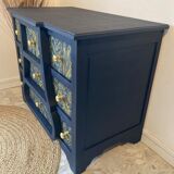 Commode atypique bleue, motifs dorés peints à la main