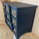 Commode atypique bleue, motifs dorés peints à la main