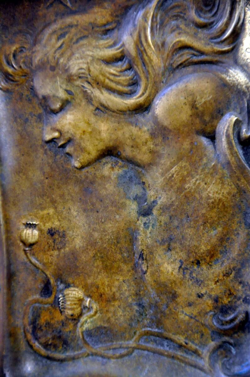 Art Nouveau bronze pocket emptier