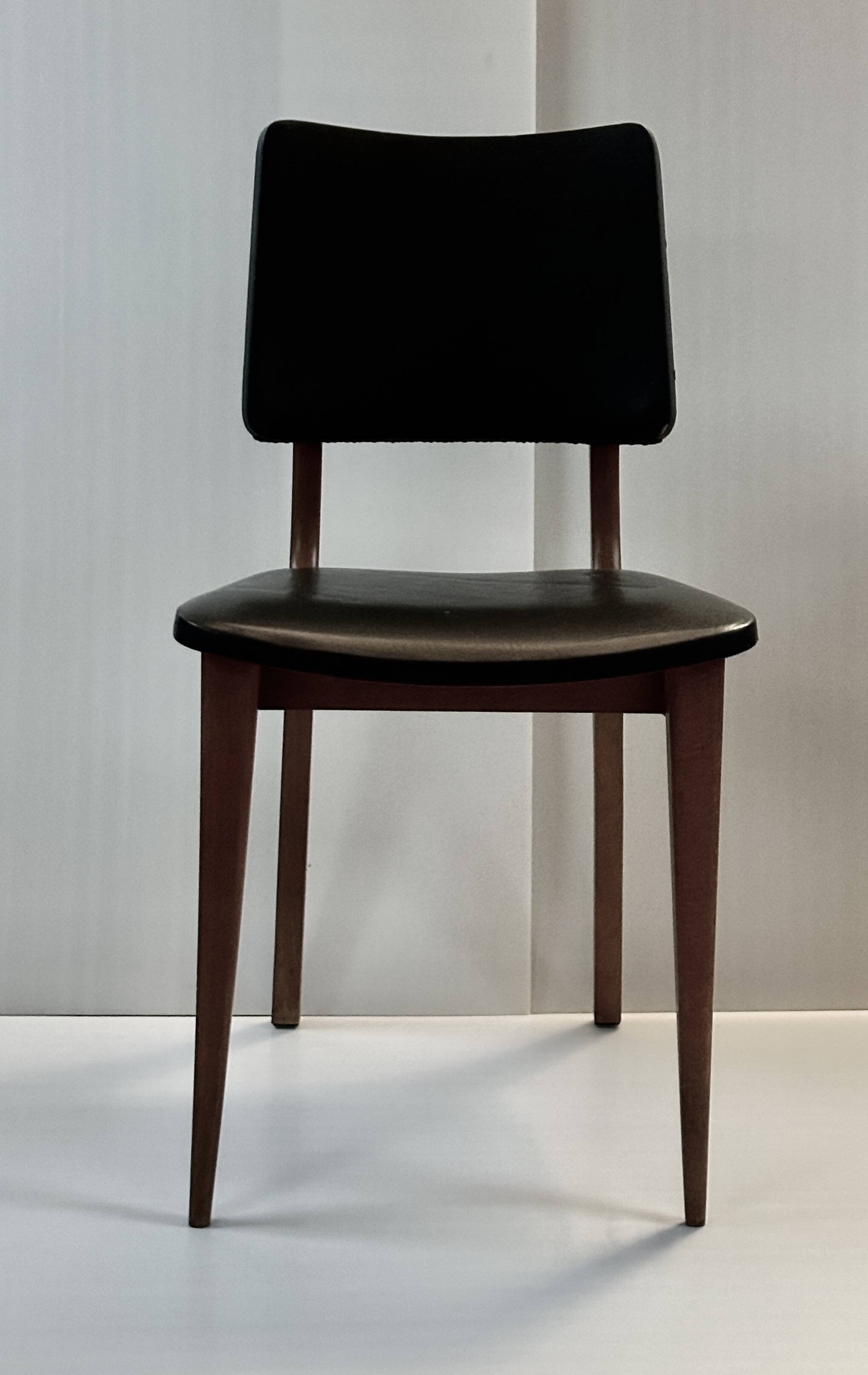 chaise bois et skai noir années 60