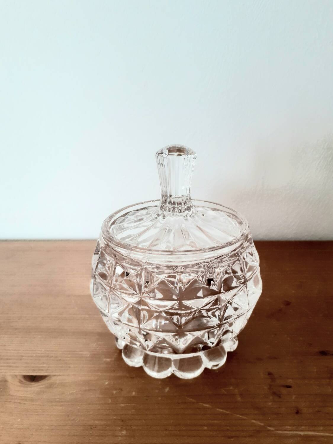 Small pot with chiseled crystal lid