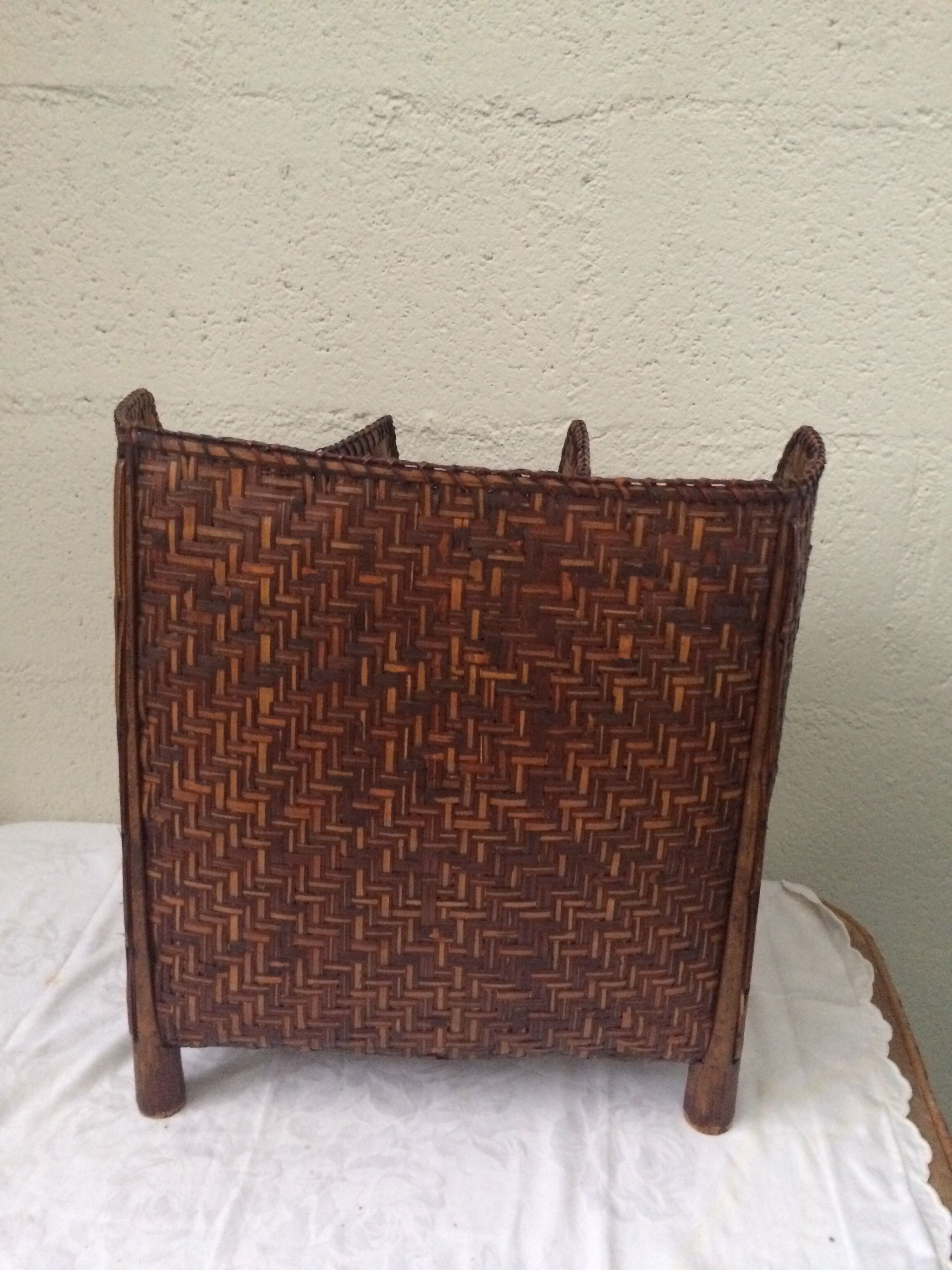 Put documents in two-tone braided bamboo 3 compartments vintage 1970