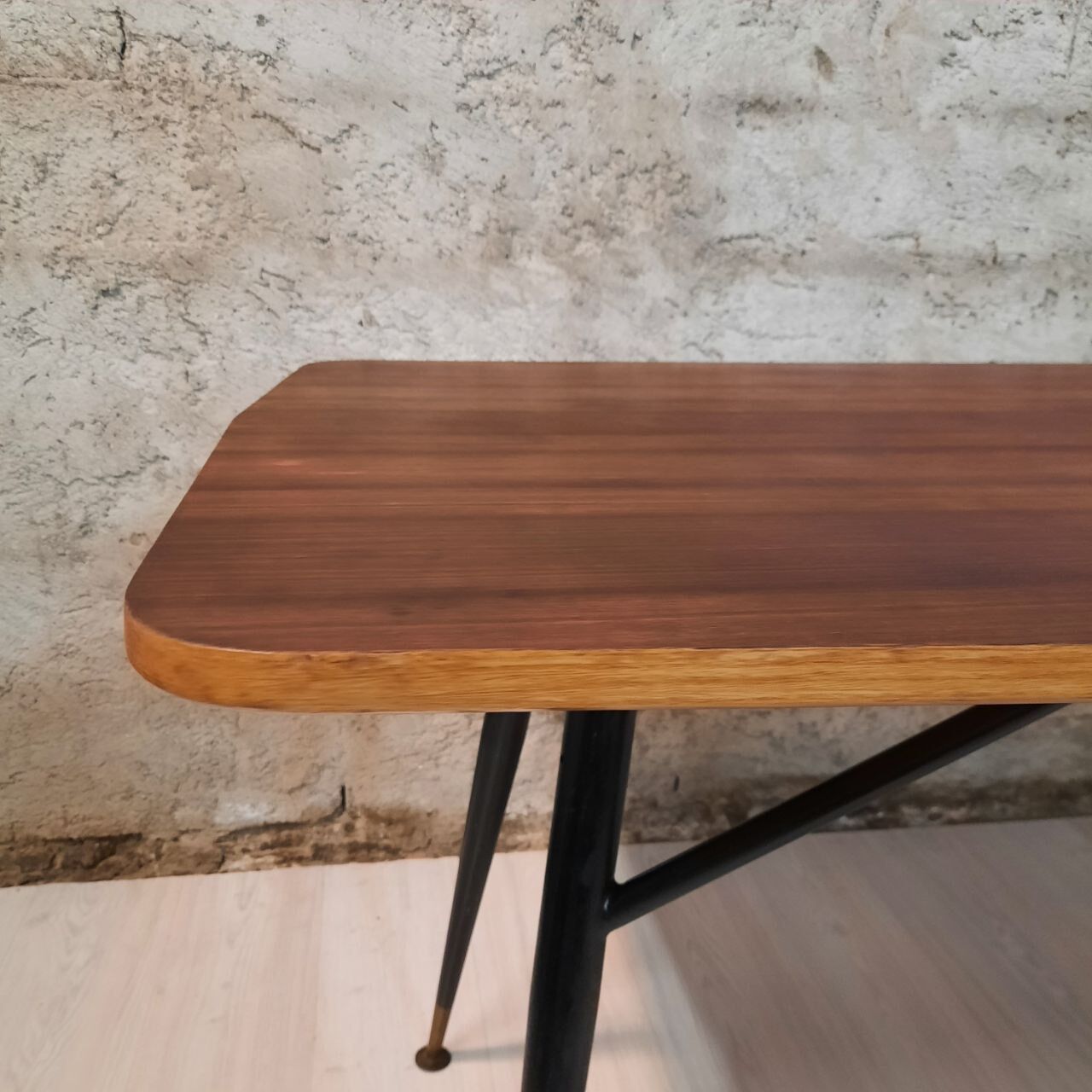 Dining table in teak wood and feet in painted metal.