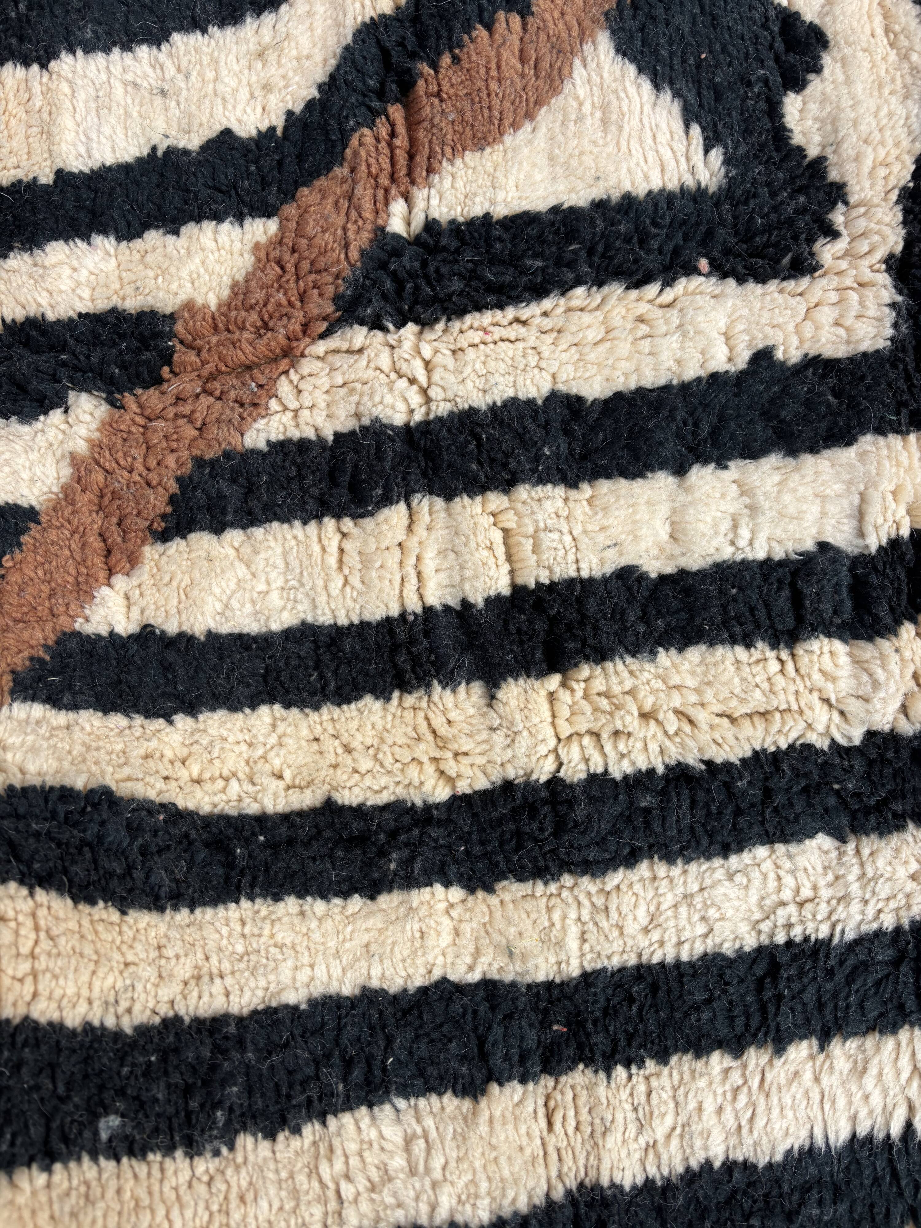 Beni M'rirt Moroccan Rug 200x300 cm – Large Black & Ecru Berber Rug